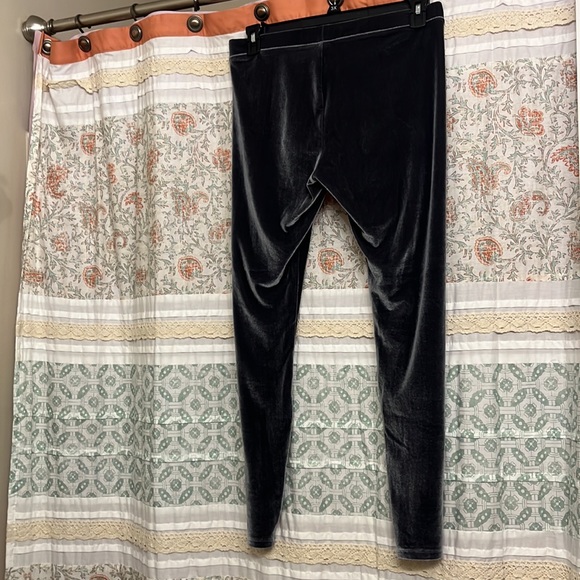 Velvet stretchy Hue leggings, Never worn. Slate grey color - Picture 2 of 3